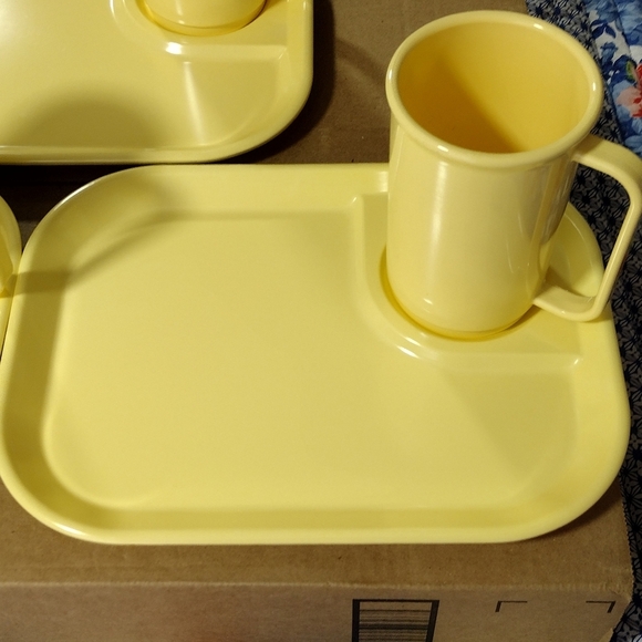 Vintage Rubbermaid Set of 3 Yellow Melamine Trays With‎ Cups - Picture 3 of 12